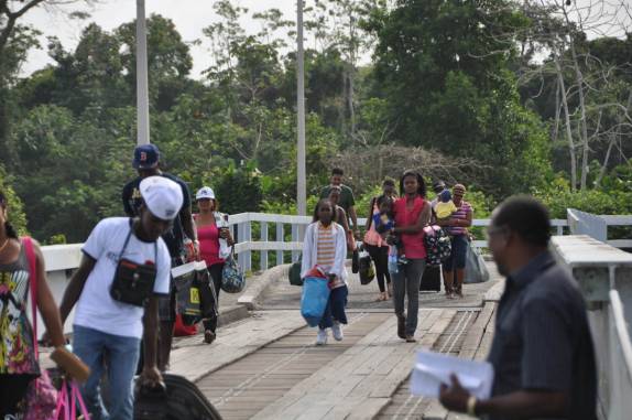 Embarcando no ferry do Suriname para a Guiana